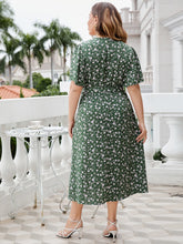 Robe grande taille à imprimé floral et à volants avec ceinture nouée